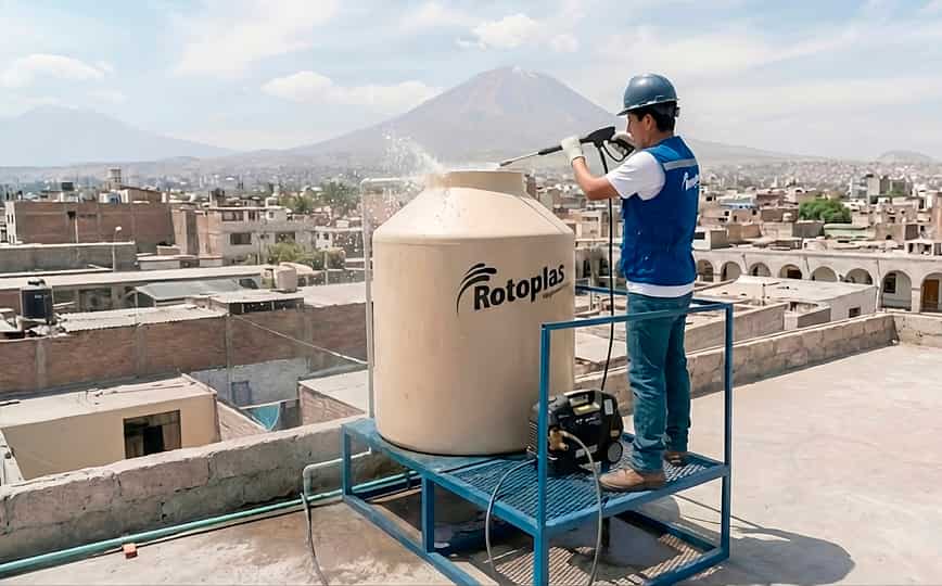 Gasfiteros en Arequipa realizando limpieza de tanque Rotoplas